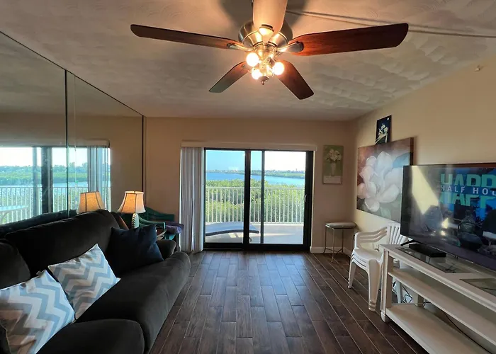 Bayshore Yatch Tennis Condo 2Br 3 Beds, Walking Distance To Beautiful Quite Beach